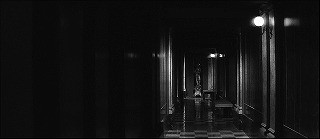 『去年マリエンバートで』 1961　約41分：突きあたりに彫像のある幅の狭い廊下