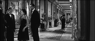 『去年マリエンバートで』 1961　約42分：廊下