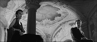 『去年マリエンバートで』 1961　約57分：装飾的なドーム型天井、下から