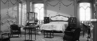 『去年マリエンバートで』 1961　約1時間5分：Aの部屋、昼
