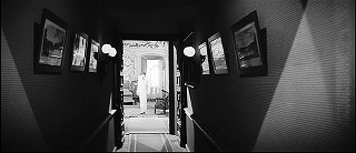 『去年マリエンバートで』 1961　約1時間21分：Aの部屋、入口から奥への通路