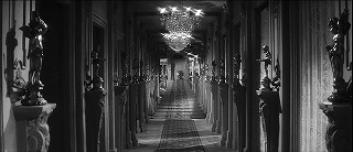 『去年マリエンバートで』 1961　約1時間26分：小像の並ぶ廊下