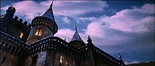 『恐怖の振子』 1961　約24分：城の外観、近接仰角　窓に灯り