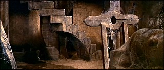 『恐怖の振子』 1961　約31分：拷問室への階段、下の方