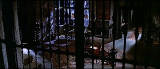 『恐怖の振子』 1961　約32分：広間、階段の上から格子越しに