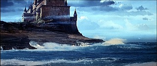 『恐怖の振子』 1961　約39分：城の外観、入江越し