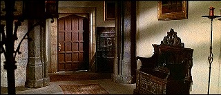 『恐怖の振子』 1961　約41分：廊下　奥の扉がエリザベスの部屋