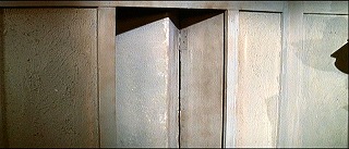 『恐怖の振子』 1961　約43分：ニコラスの部屋の隠し扉