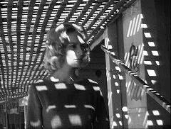 『恐怖の足跡』 1962　約47分：天井が透けた格子の通路