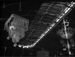 『恐怖の足跡』 1962　約49分：広い空間、天井から吊られた飾り