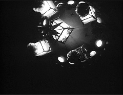 『恐怖の足跡』 1962　約54分：天井の照明具、下から