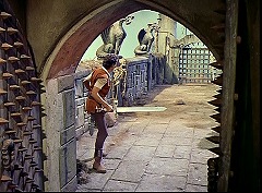 『ジャックと悪魔の国』 1962　約1時間1分：魔術師の城、玄関から橋・城門の方を見る