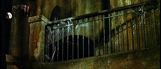 『姦婦の生き埋葬』 1962　約53分：地下への階段の脇、下から