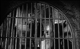 『恐怖のロンドン塔』 1962　約25分：地下への階段、下の格子越しに