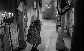 『恐怖のロンドン塔』 1962　約32分：廊下、上から