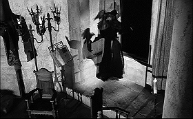 『恐怖のロンドン塔』 1962　約38分：医師の部屋(?)、上から　右奥は窓