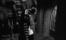 『恐怖のロンドン塔』 1962　約43分：納骨堂への階段を降りたあたり