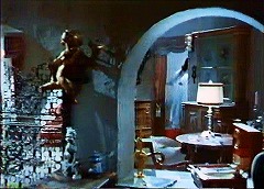 『ブラック・サバス　恐怖！三つの顔』 1963　約16分：第1話「電話」　半円アーチと飾り扉　右寄り奥に玄関