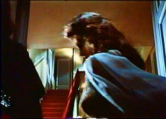 『ブラック・サバス　恐怖！三つの顔』 1963　約17分：第1話「電話」　玄関を開けた向かいに上への階段