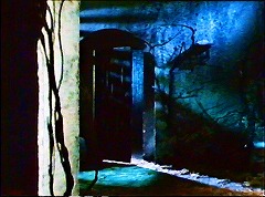 『ブラック・サバス　恐怖！三つの顔』 1963　約1時間3分：第2話「ヴルダラーク」　修道院址　地下室(?)の扉