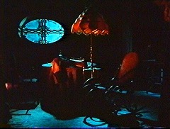『ブラック・サバス　恐怖！三つの顔』 1963　約1時間27分：第3話「水滴」　ヘレンの部屋、横長楕円形の窓と赤い揺り椅子
