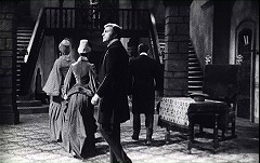 『恐怖　ブランチヴィル（ブランシュヴィル）の怪物』 1963　約5分：玄関広間、奥左右に階段