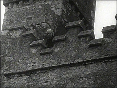 『ディメンシャ13』 1963　約24分：角塔の鋸歯型胸壁、低い位置から