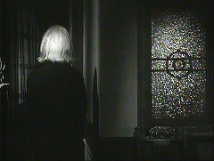 『ディメンシャ13』 1963　約32分：左に廊下、右に子供部屋の窓