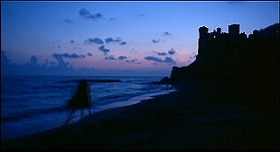 『白い肌に狂う鞭』 1963　約1分：夜の浜辺、城のシルエットと疾走する騎手