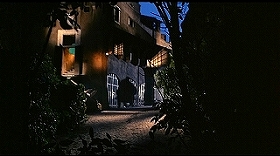 『白い肌に狂う鞭』 1963　約4分：城の玄関附近、壁に落ちた騎手の影が大きくなる