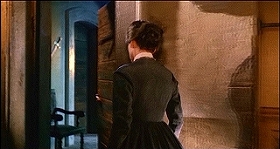 『白い肌に狂う鞭』 1963　約36分：広間、右階段の手前の扉口