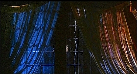 『白い肌に狂う鞭』 1963　約37分：広間、突きあたりの窓、垂れる真水