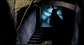 『白い肌に狂う鞭』 1963　約46分：礼拝堂から地下の納骨堂へ降りる階段、ネヴェンカのシルエット