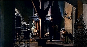 『白い肌に狂う鞭』 1963　約49分：広間、手前から右手の暖炉の方を見る