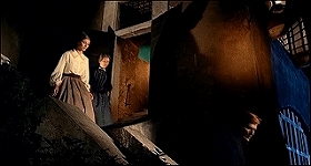 『白い肌に狂う鞭』 1963　約1時間2分：玄関口、下から。右の壁に落ちる影