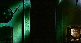 『白い肌に狂う鞭』 1963　約1時間16分：クルトの部屋、真っ黒な扉口