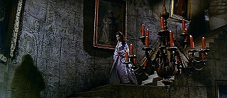 『怪談呪いの霊魂』 1963　約42分：二階への湾曲階段、下から＋シャンデリア