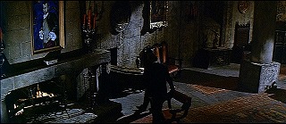『怪談呪いの霊魂』 1963　約45分：暖炉とその右に隠し扉、上から