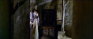 『怪談呪いの霊魂』 1963　約50分：三角アーチの先の廊下