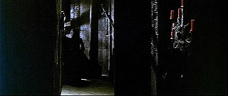 『怪談呪いの霊魂』 1963　約1時間17分：隠し通路内、手前右と左奥に曲がり角
