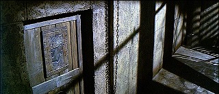 『怪談呪いの霊魂』 1963　約1時間17分：隠し通路内、右奥に斜め縞の影　左手前に地下への扉