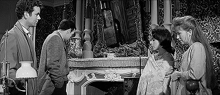 『たたり』 1963　約46分：セオの部屋、暖炉の上の鏡に大鏡が映っている