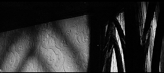 『たたり』 1963　約1時間9分：窓の左にエンボス仕立ての壁