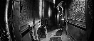 『たたり』 1963　約1時間32分：鏡に映った一階廊下