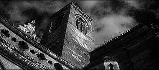 『たたり』 1963　約1時間36分：バルコニーから角塔を見上げる