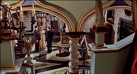 『吸血鬼の接吻』 1963　約19分：玄関広間、階段上から　画面左の階段の親柱上にドラゴン像