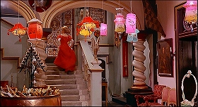 『吸血鬼の接吻』 1963　約48分：玄関広間　階段の右の親柱上にドラゴン像