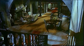 『顔のない殺人鬼』 1963　約2分：広間、左階段の上から　稲光による影つき