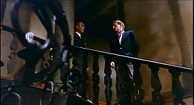 『顔のない殺人鬼』 1963　約8分：右階段とあがって右への入口、下から