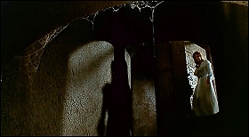 『顔のない殺人鬼』 1963　約28分：隠し扉の先、地下への階段